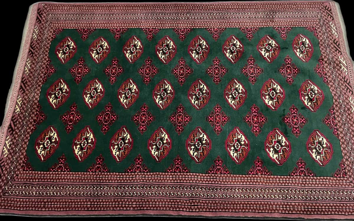 alfombra persa de estilo turcomana en dimensiones 196 centímetros de largo por 132 centímetros de ancho con colores principalmente verde — Perspectiva