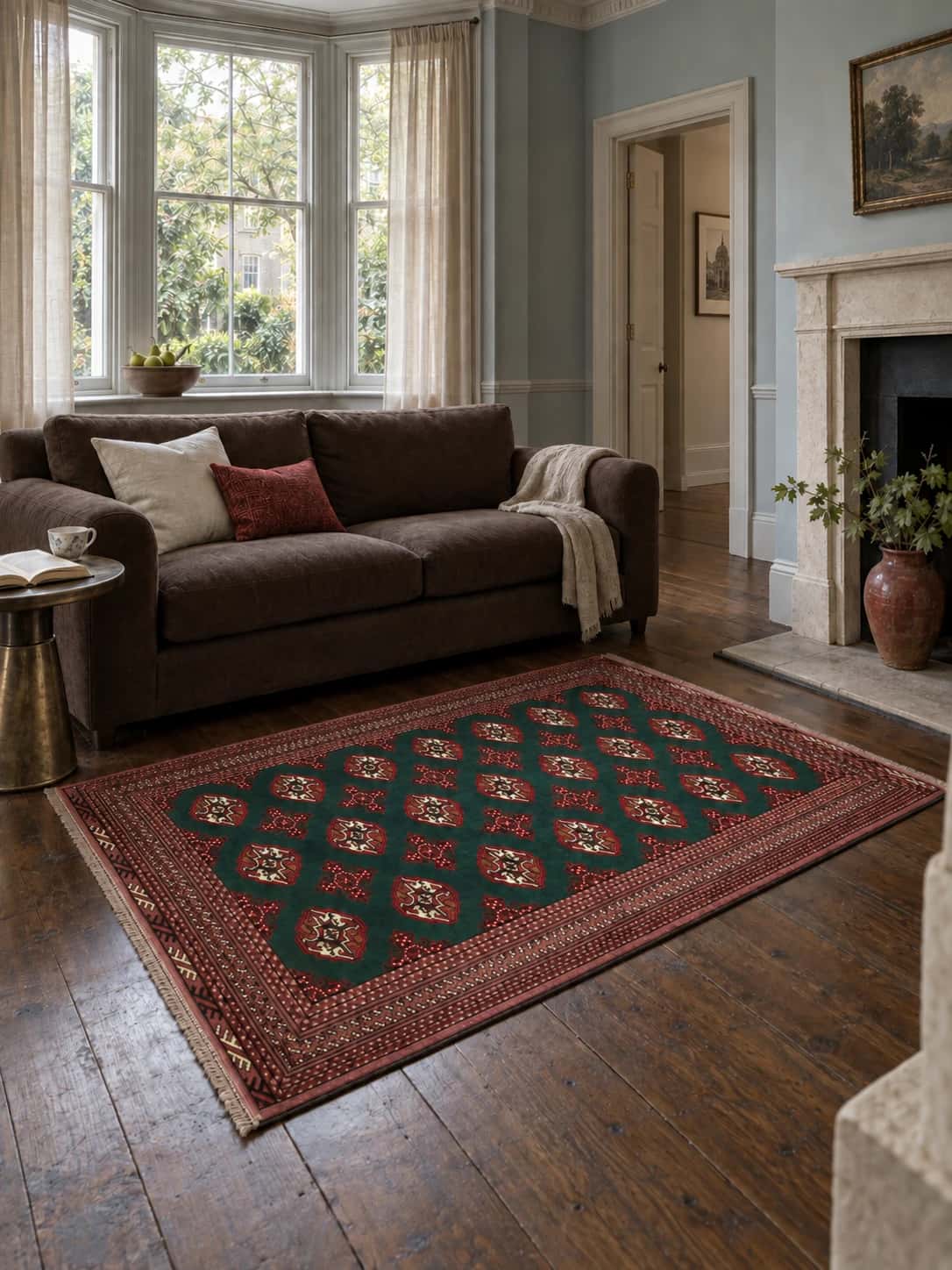 Alfombra persa turcomana, geométrica, 132x196 cm, principalmente en verde — En una habitación