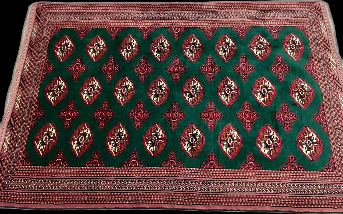 Persian rug of Turkoman style in dimensions 196 centimeters length by 132 centimeters width with mainly green colors — Perspective