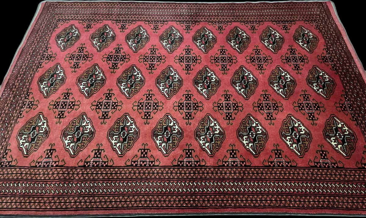 Persian rug of Turkoman style in dimensions 193 centimeters length by 136 centimeters width with mainly red colors — Perspective