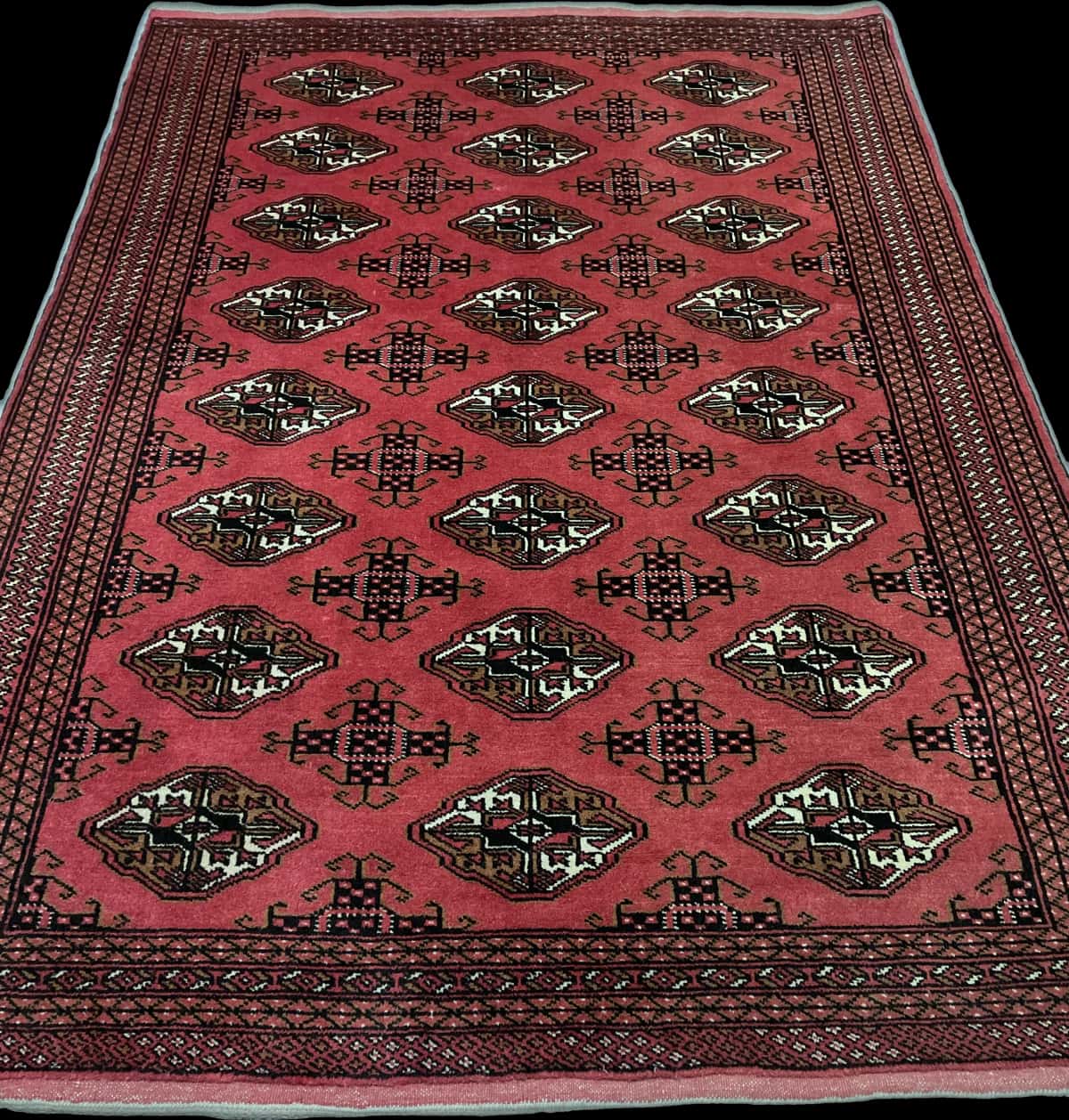 Persian rug of Turkoman style in dimensions 193 centimeters length by 136 centimeters width with mainly red colors — Perspective