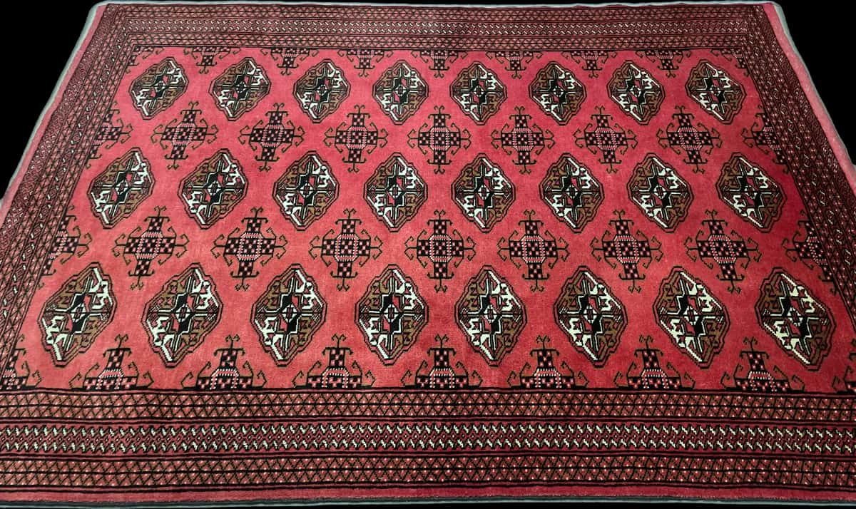 persischer Teppich im turkmenischer Stil in den Maßen 193 Zentimeter Länge mal 136 Zentimeter Breite mit überwiegend rot Farben — Perspektive