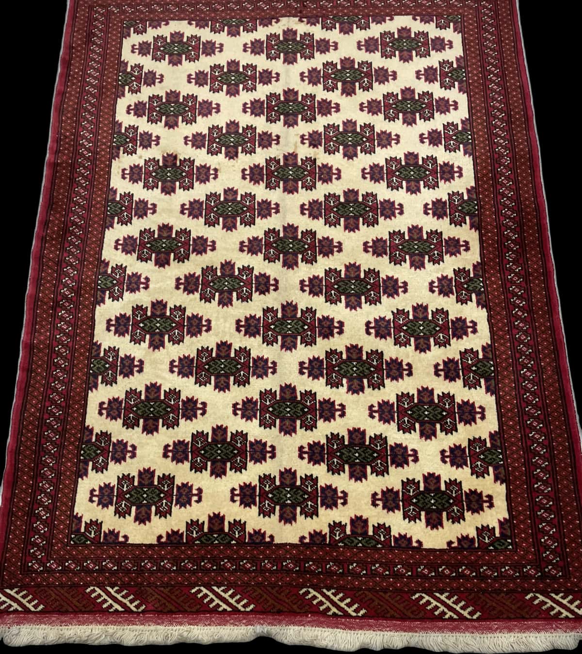 Persian rug of Turkoman style in dimensions 185 centimeters length by 132 centimeters width with mainly red and beige colors — Perspective