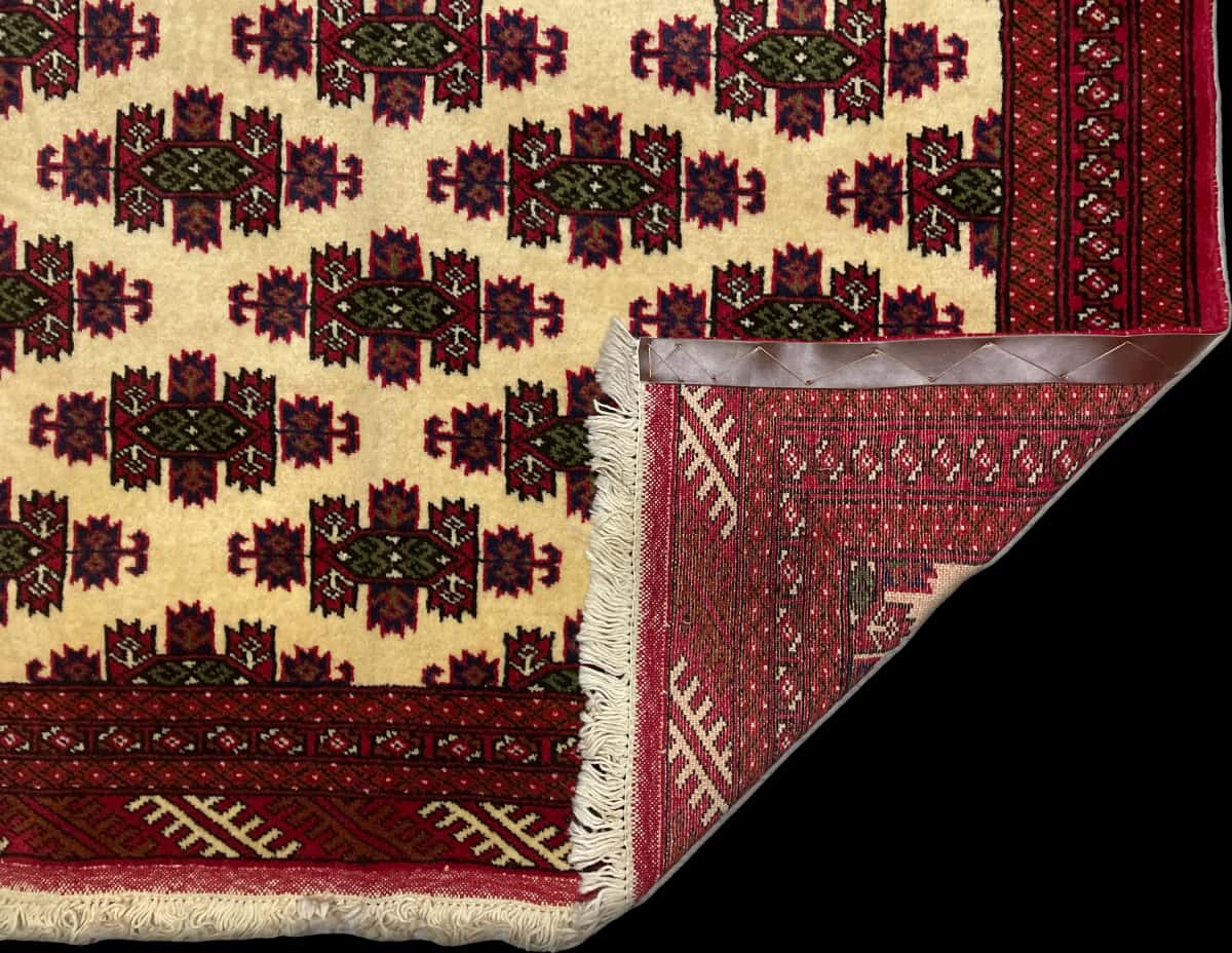 persischer Teppich im turkmenischer Stil in den Maßen 185 Zentimeter Länge mal 132 Zentimeter Breite mit überwiegend rot und beige Farben — Gefaltet