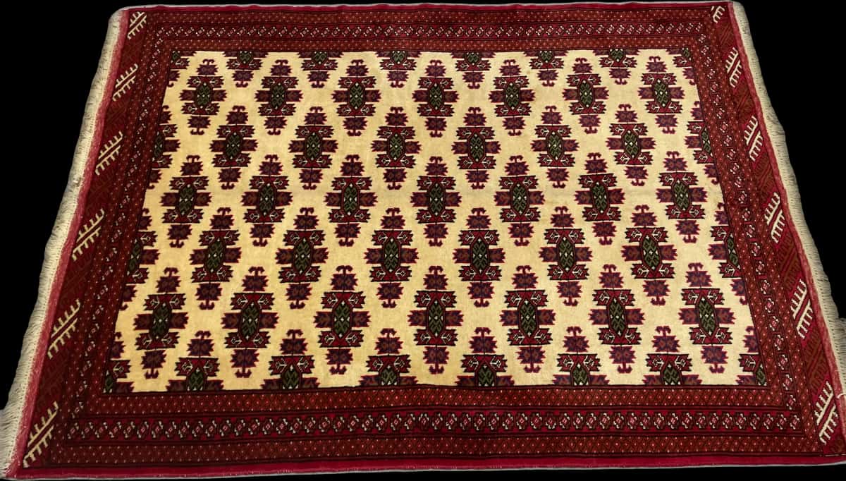 persischer Teppich im turkmenischer Stil in den Maßen 185 Zentimeter Länge mal 132 Zentimeter Breite mit überwiegend rot und beige Farben — Perspektive