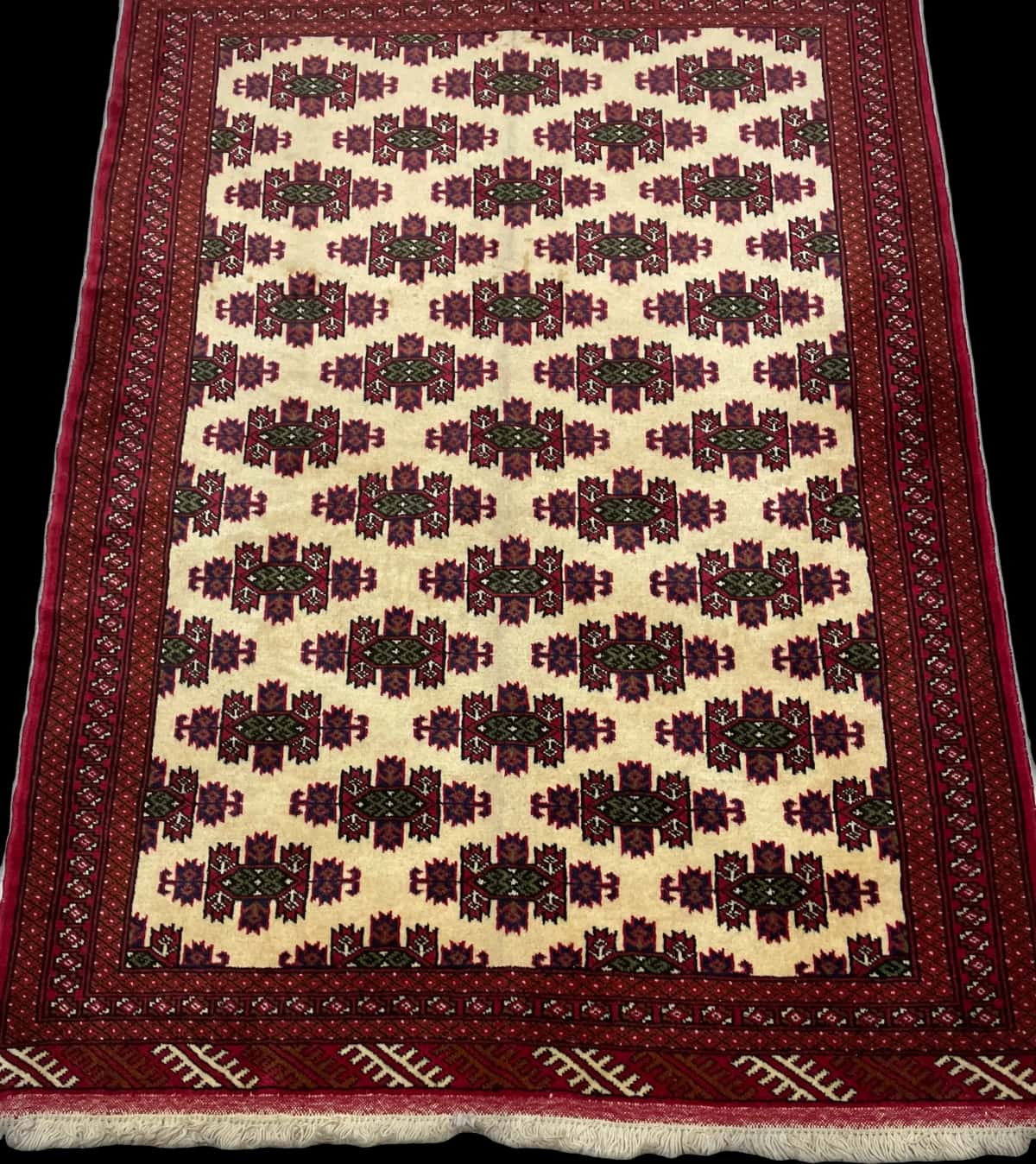 persischer Teppich im turkmenischer Stil in den Maßen 185 Zentimeter Länge mal 132 Zentimeter Breite mit überwiegend rot und beige Farben — Perspektive