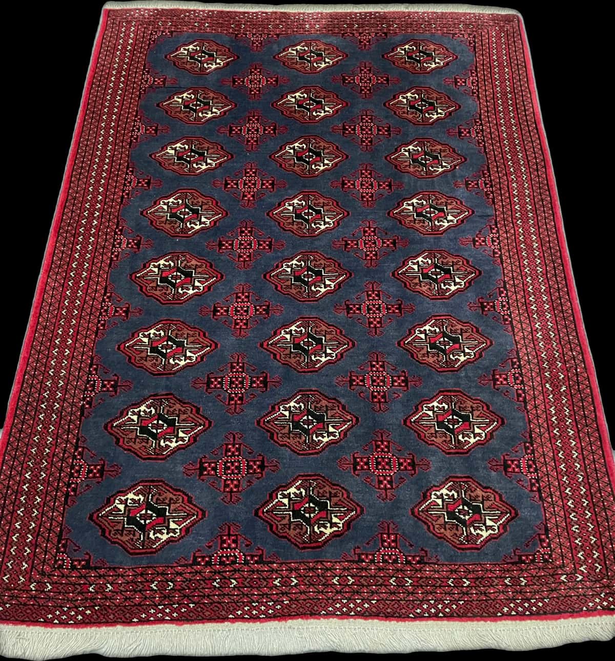 persischer Teppich im turkmenischer Stil in den Maßen 179 Zentimeter Länge mal 130 Zentimeter Breite mit überwiegend rot und blau Farben — Perspektive