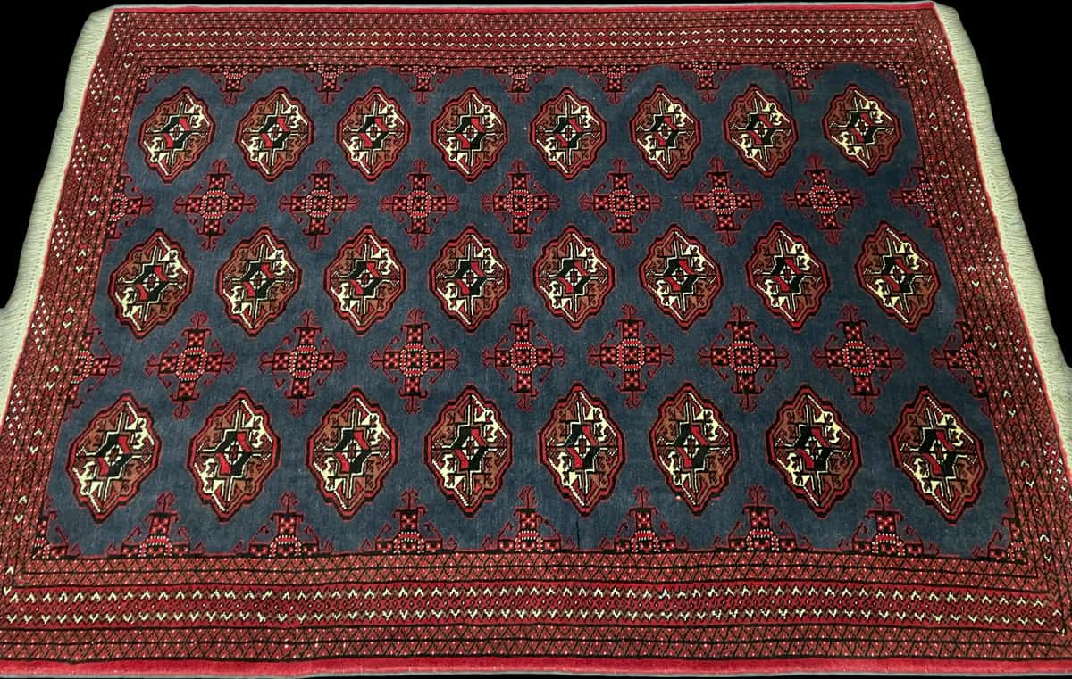 persischer Teppich im turkmenischer Stil in den Maßen 179 Zentimeter Länge mal 130 Zentimeter Breite mit überwiegend rot und blau Farben — Perspektive