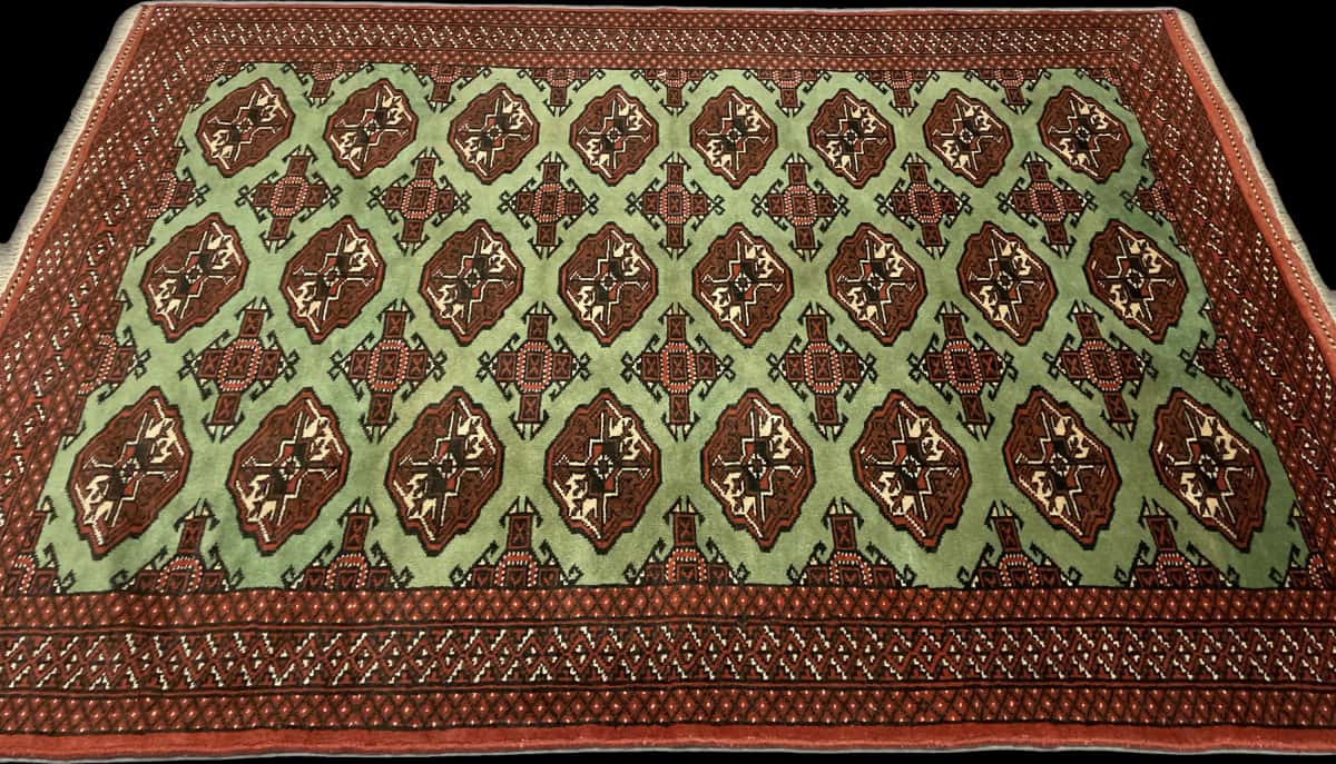 alfombra persa de estilo turcomana en dimensiones 188 centímetros de largo por 130 centímetros de ancho con colores principalmente verde — Perspectiva