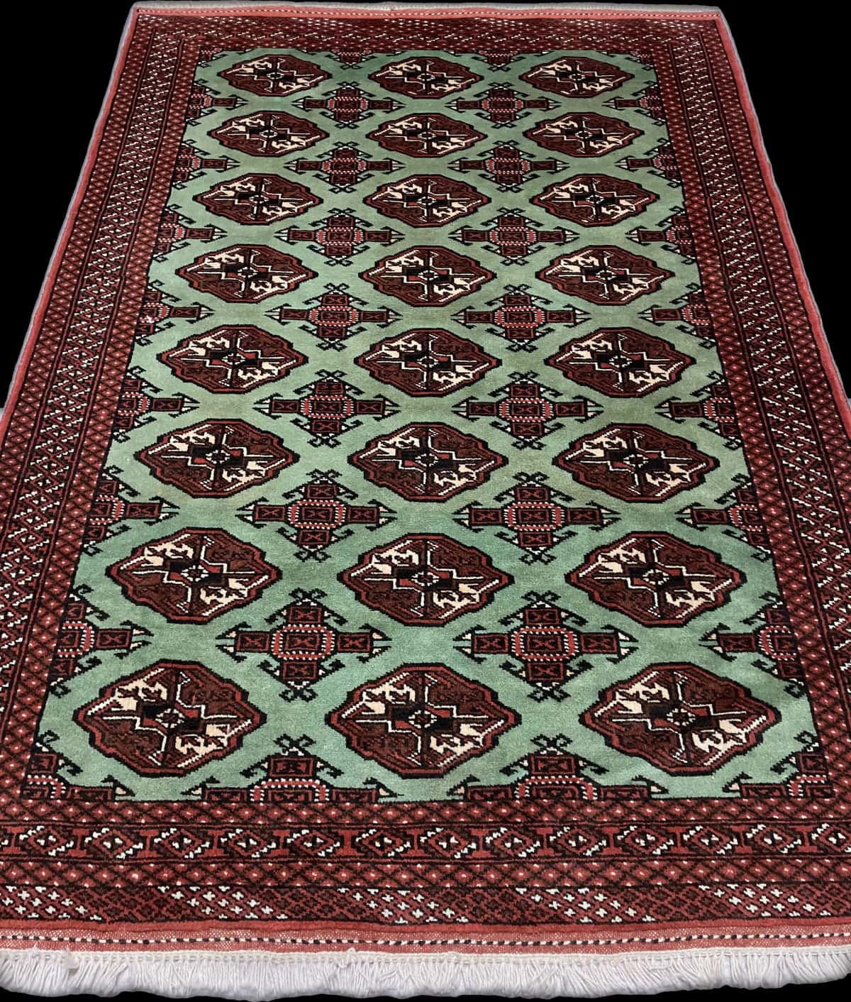 alfombra persa de estilo turcomana en dimensiones 188 centímetros de largo por 130 centímetros de ancho con colores principalmente verde — Perspectiva