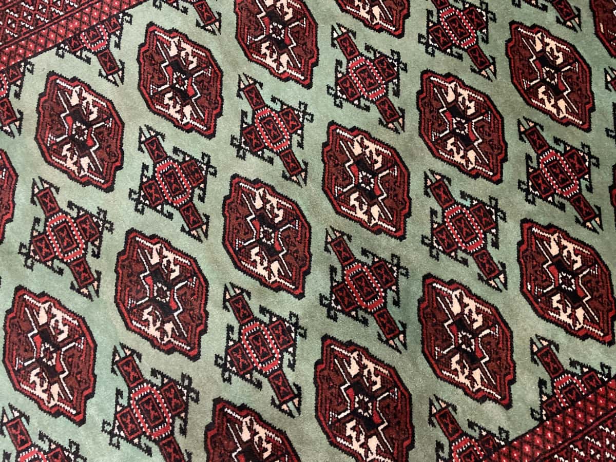 persischer Teppich im turkmenischer Stil in den Maßen 188 Zentimeter Länge mal 130 Zentimeter Breite mit überwiegend grün Farben — Nahaufnahme der Textur