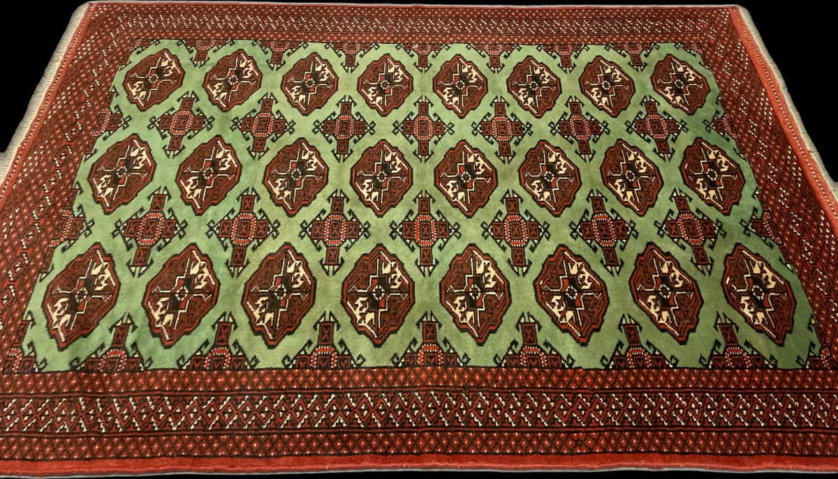 persischer Teppich im turkmenischer Stil in den Maßen 188 Zentimeter Länge mal 130 Zentimeter Breite mit überwiegend grün Farben — Perspektive