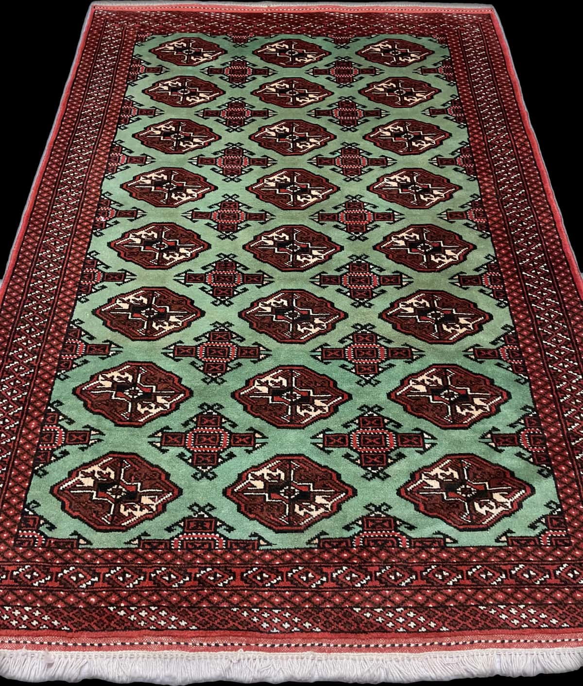 persischer Teppich im turkmenischer Stil in den Maßen 188 Zentimeter Länge mal 130 Zentimeter Breite mit überwiegend grün Farben — Perspektive