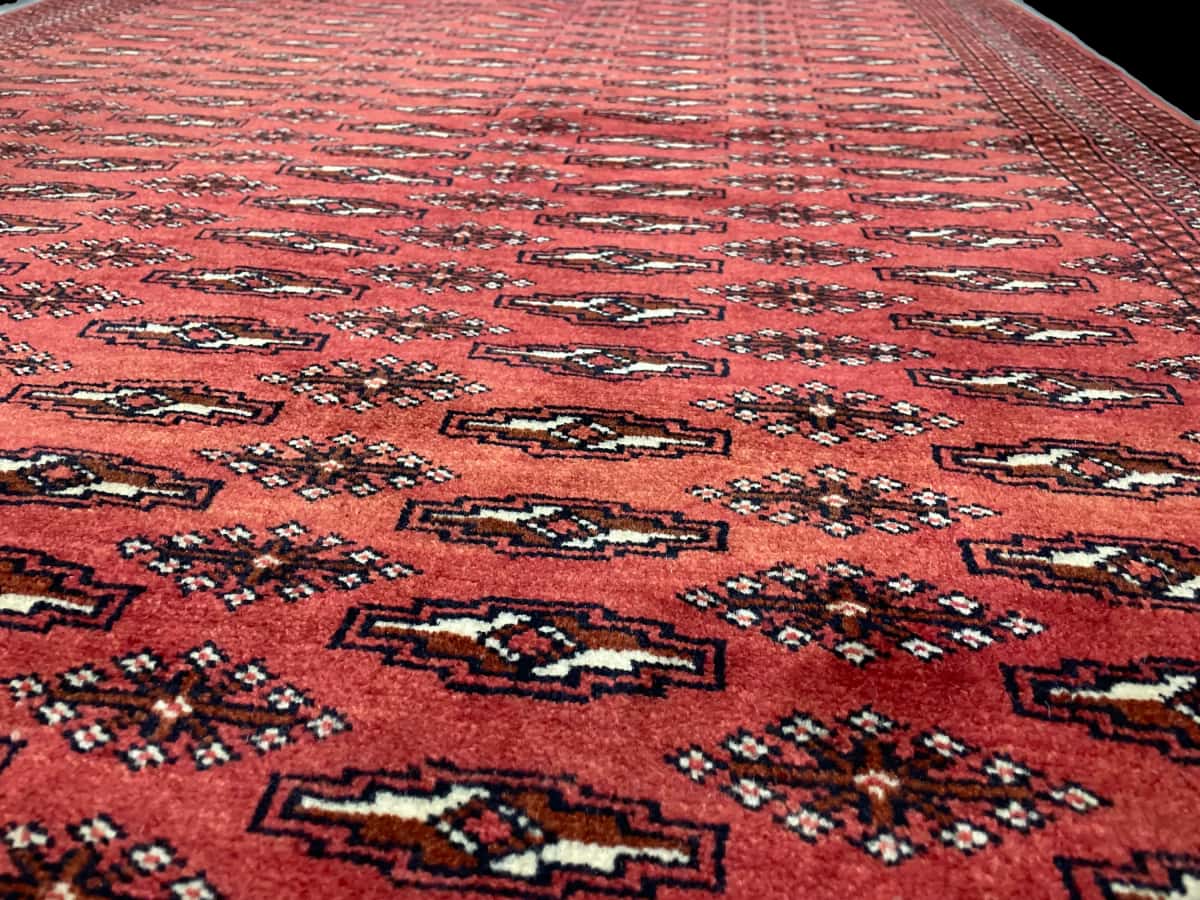 Persian rug of Turkoman style in dimensions 192 centimeters length by 125 centimeters width with mainly red colors — Texture close-up