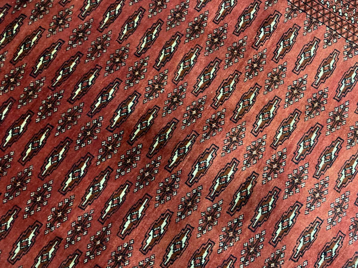 Persian rug of Turkoman style in dimensions 192 centimeters length by 125 centimeters width with mainly red colors — Texture close-up