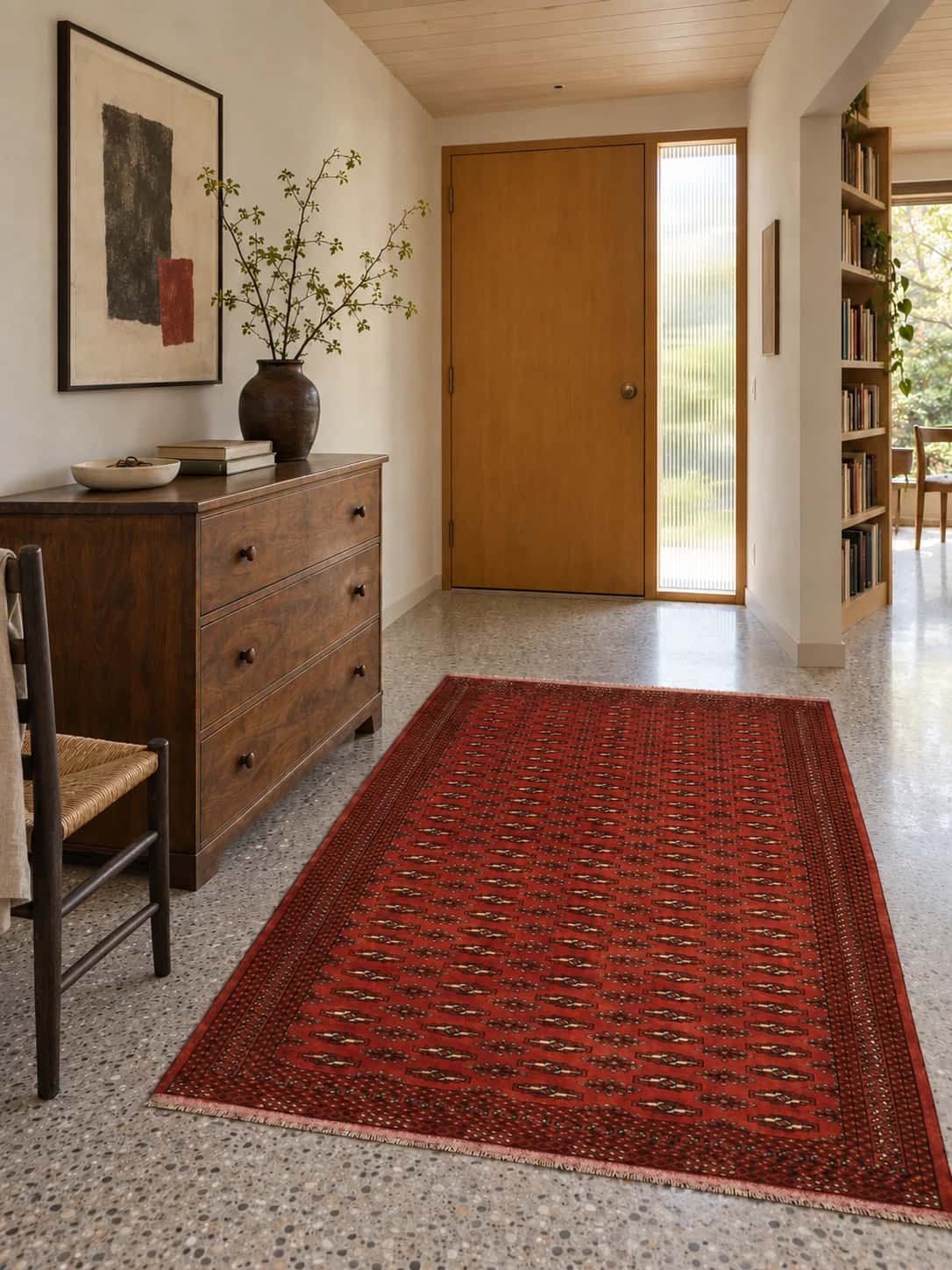 Alfombra persa turcomana, geométrica, 125x192 cm, principalmente en rojo — En una habitación