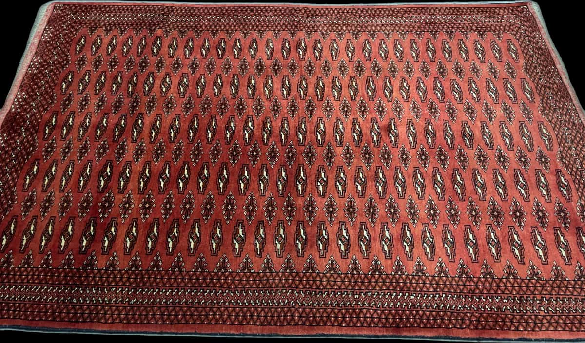 Persian rug of Turkoman style in dimensions 192 centimeters length by 125 centimeters width with mainly red colors — Perspective