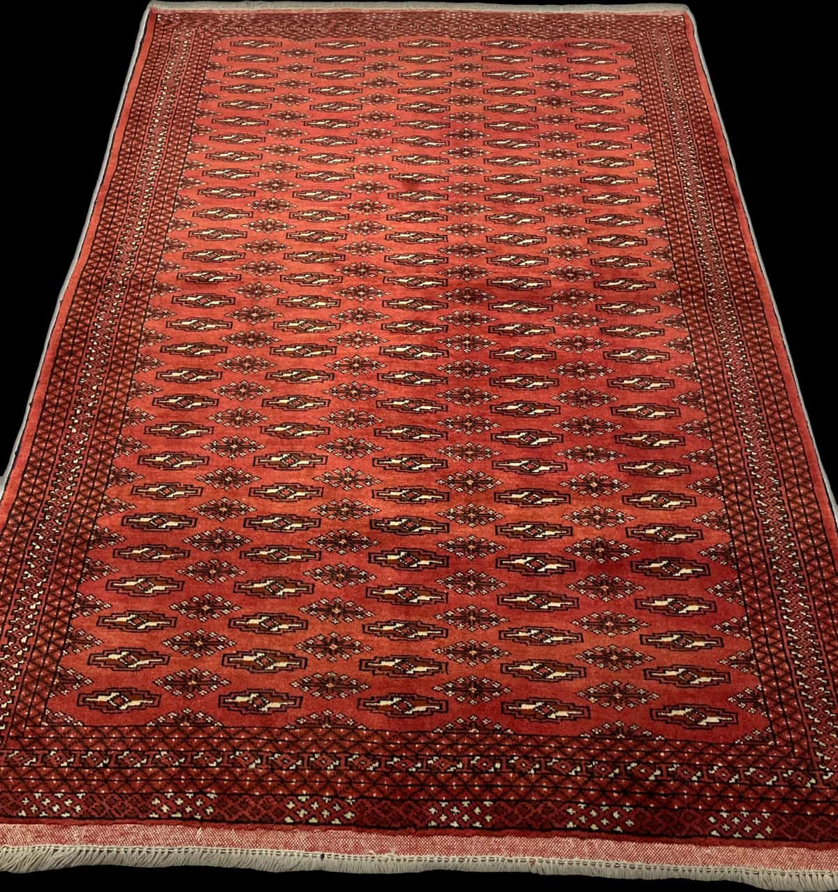 Persian rug of Turkoman style in dimensions 192 centimeters length by 125 centimeters width with mainly red colors — Perspective