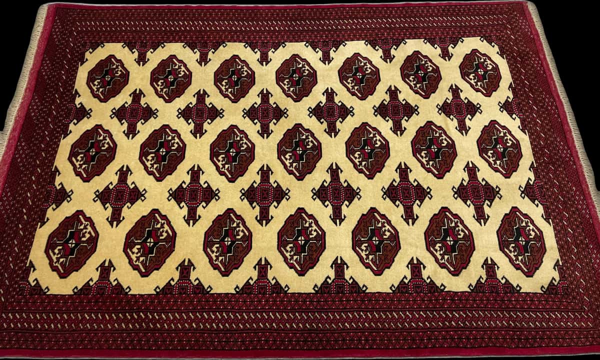 Persian rug of Turkoman style in dimensions 196 centimeters length by 136 centimeters width with mainly beige and red colors — Perspective