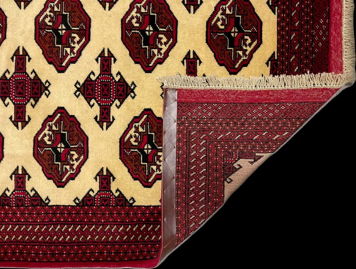 persischer Teppich im turkmenischer Stil in den Maßen 196 Zentimeter Länge mal 136 Zentimeter Breite mit überwiegend beige und rot Farben — Gefaltet