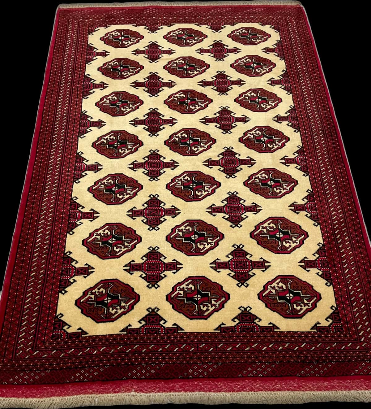 persischer Teppich im turkmenischer Stil in den Maßen 196 Zentimeter Länge mal 136 Zentimeter Breite mit überwiegend beige und rot Farben — Perspektive