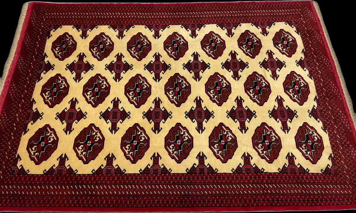 persischer Teppich im turkmenischer Stil in den Maßen 196 Zentimeter Länge mal 136 Zentimeter Breite mit überwiegend beige und rot Farben — Perspektive
