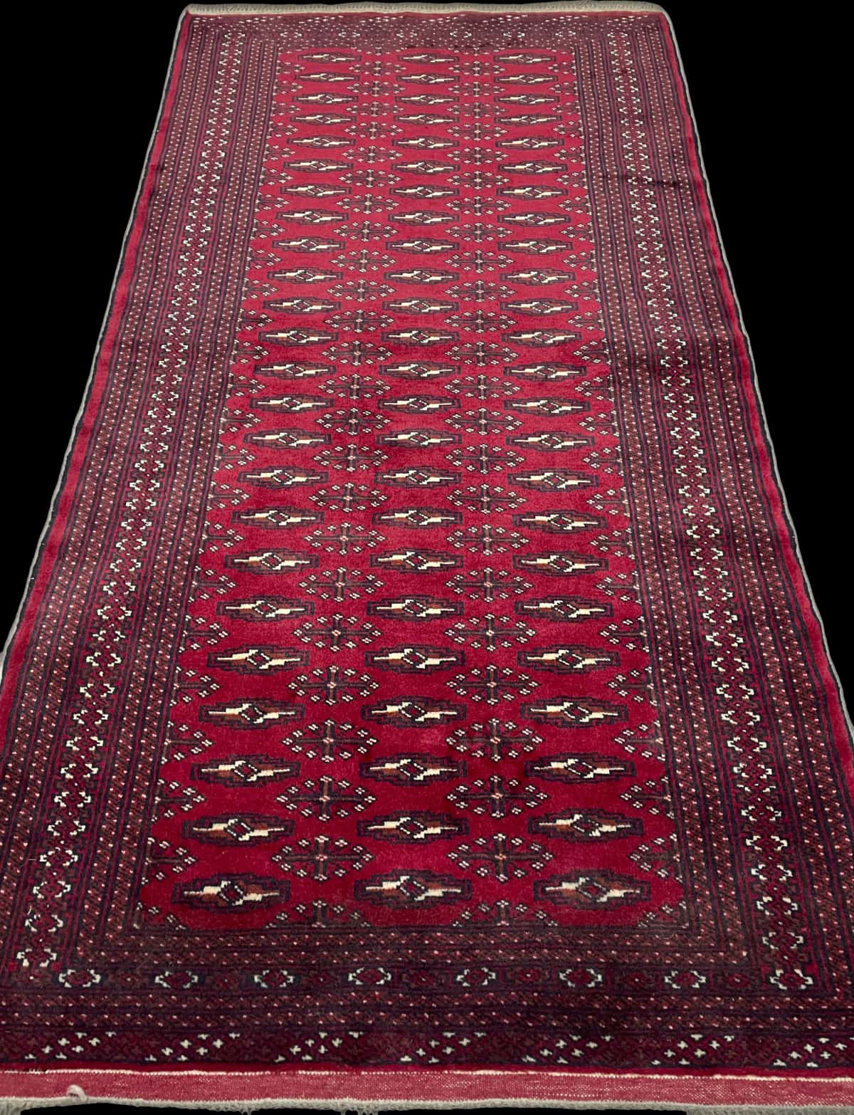 Persian rug of Turkoman style in dimensions 200 centimeters length by 102 centimeters width with mainly red colors — Perspective