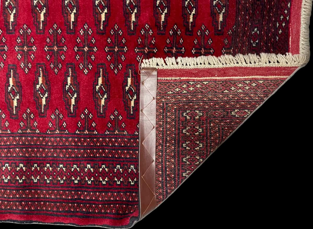 persischer Teppich im turkmenischer Stil in den Maßen 200 Zentimeter Länge mal 102 Zentimeter Breite mit überwiegend rot Farben — Gefaltet