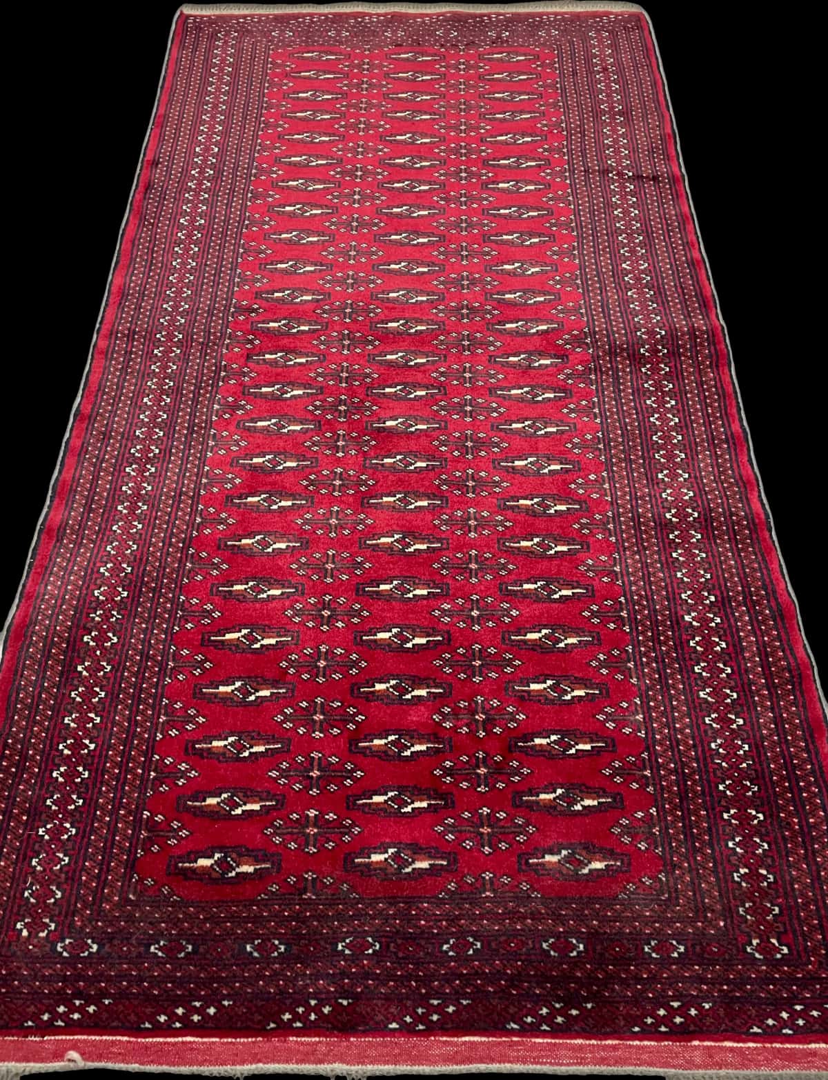 persischer Teppich im turkmenischer Stil in den Maßen 200 Zentimeter Länge mal 102 Zentimeter Breite mit überwiegend rot Farben — Perspektive