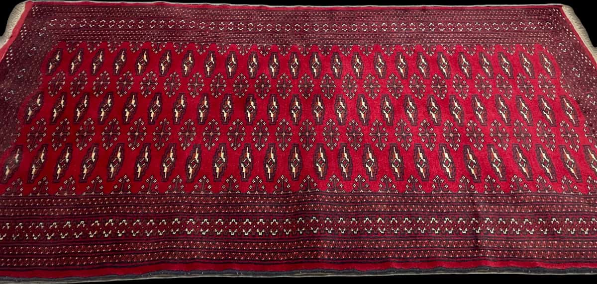 persischer Teppich im turkmenischer Stil in den Maßen 200 Zentimeter Länge mal 102 Zentimeter Breite mit überwiegend rot Farben — Perspektive