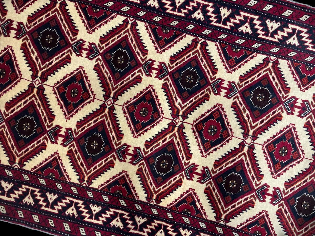 persischer Teppich im Baluch Stil in den Maßen 196 Zentimeter Länge mal 96 Zentimeter Breite mit überwiegend beige Farben — Perspektive