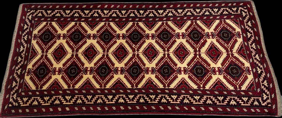 persischer Teppich im Baluch Stil in den Maßen 196 Zentimeter Länge mal 96 Zentimeter Breite mit überwiegend beige Farben — Perspektive
