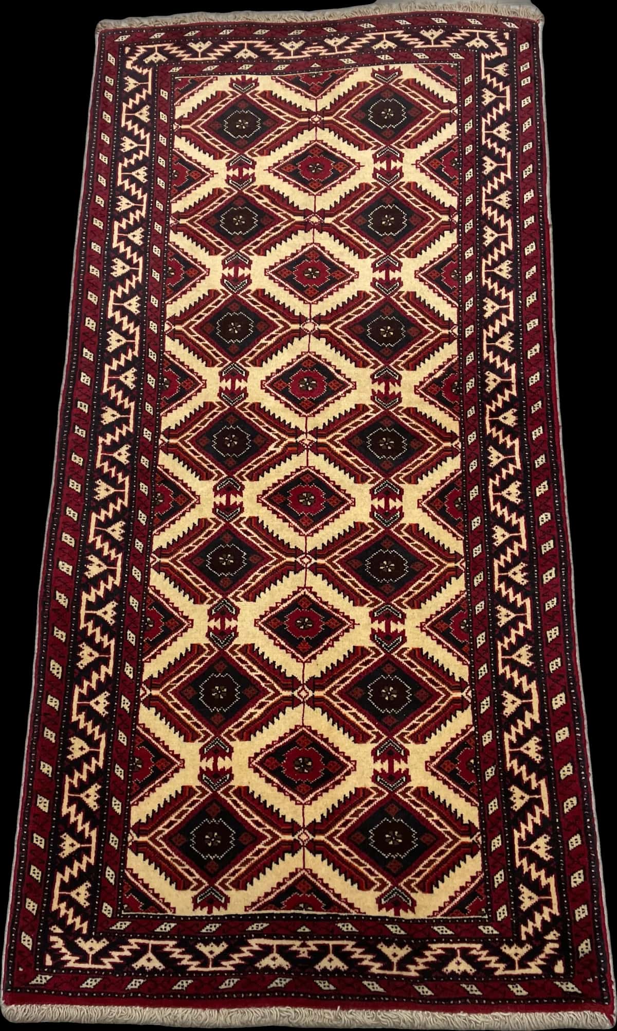 persischer Teppich im Baluch Stil in den Maßen 196 Zentimeter Länge mal 96 Zentimeter Breite mit überwiegend beige Farben — Perspektive