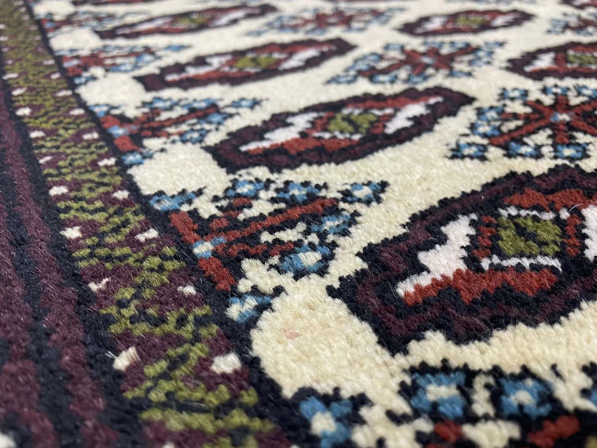 Persian rug in dimensions 116 centimeters length by 78 centimeters width with mainly yellow colors — Texture close-up