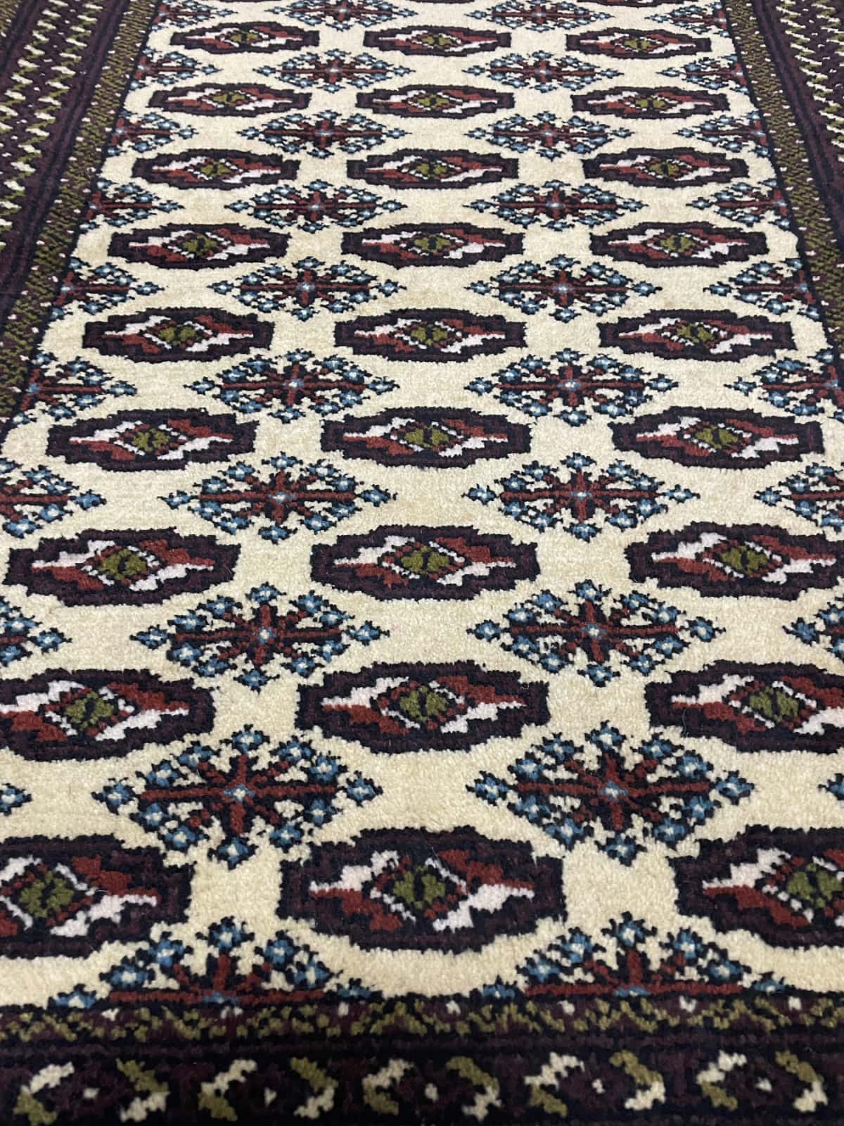 Persian rug in dimensions 116 centimeters length by 78 centimeters width with mainly yellow colors — Perspective