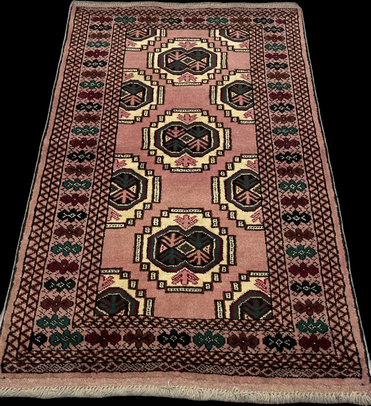 Persian rug of Turkoman style in dimensions 125 centimeters length by 85 centimeters width with mainly pink colors — Perspective