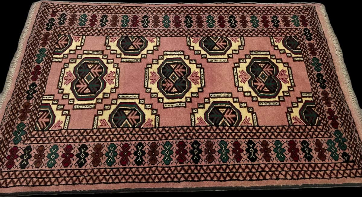 Persian rug of Turkoman style in dimensions 125 centimeters length by 85 centimeters width with mainly pink colors — Perspective