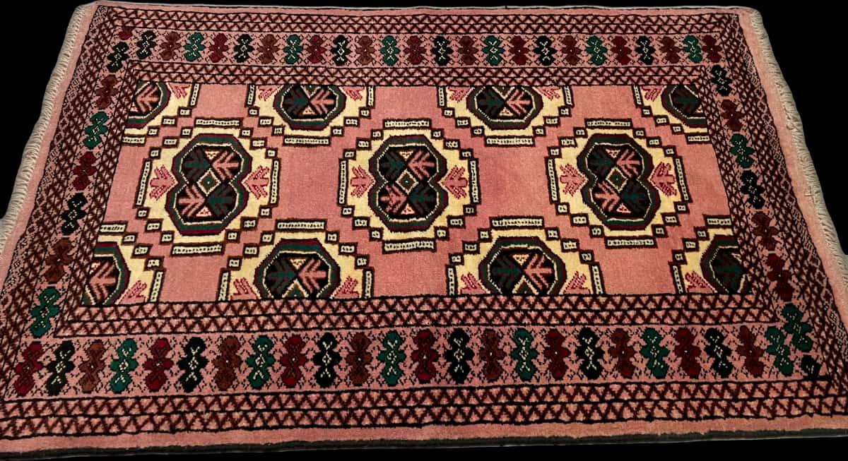 persischer Teppich im turkmenischer Stil in den Maßen 125 Zentimeter Länge mal 85 Zentimeter Breite mit überwiegend rosa Farben — Perspektive