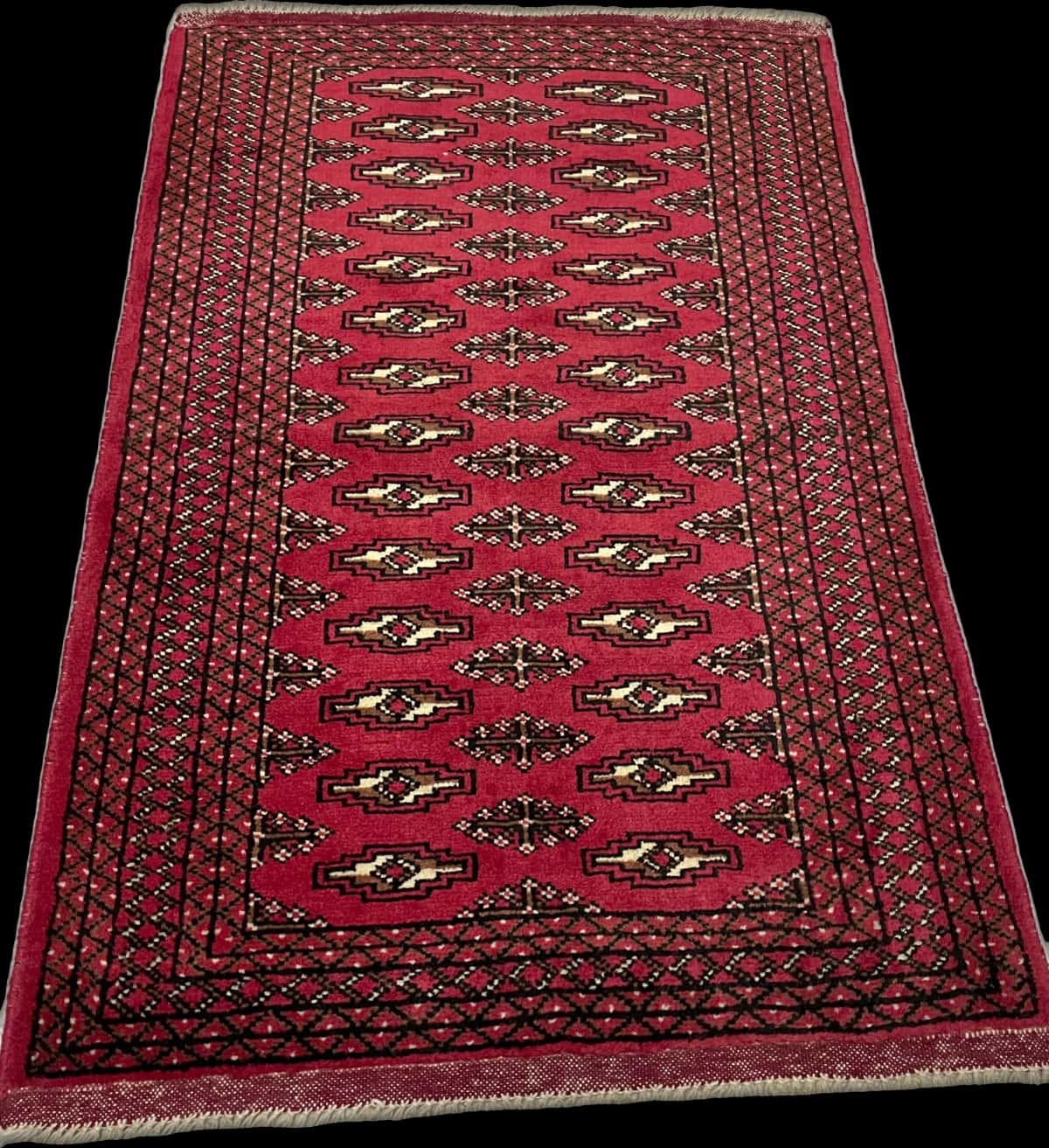 Persian rug of Turkoman style in dimensions 122 centimeters length by 80 centimeters width with mainly red colors — Perspective
