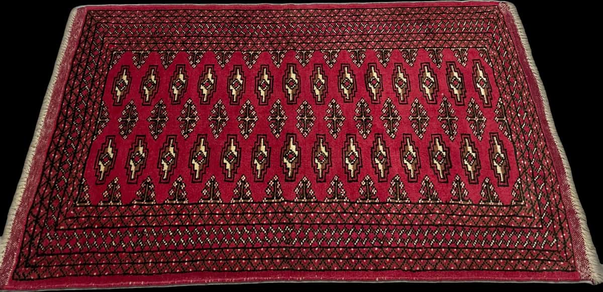 Persian rug of Turkoman style in dimensions 122 centimeters length by 80 centimeters width with mainly red colors — Perspective