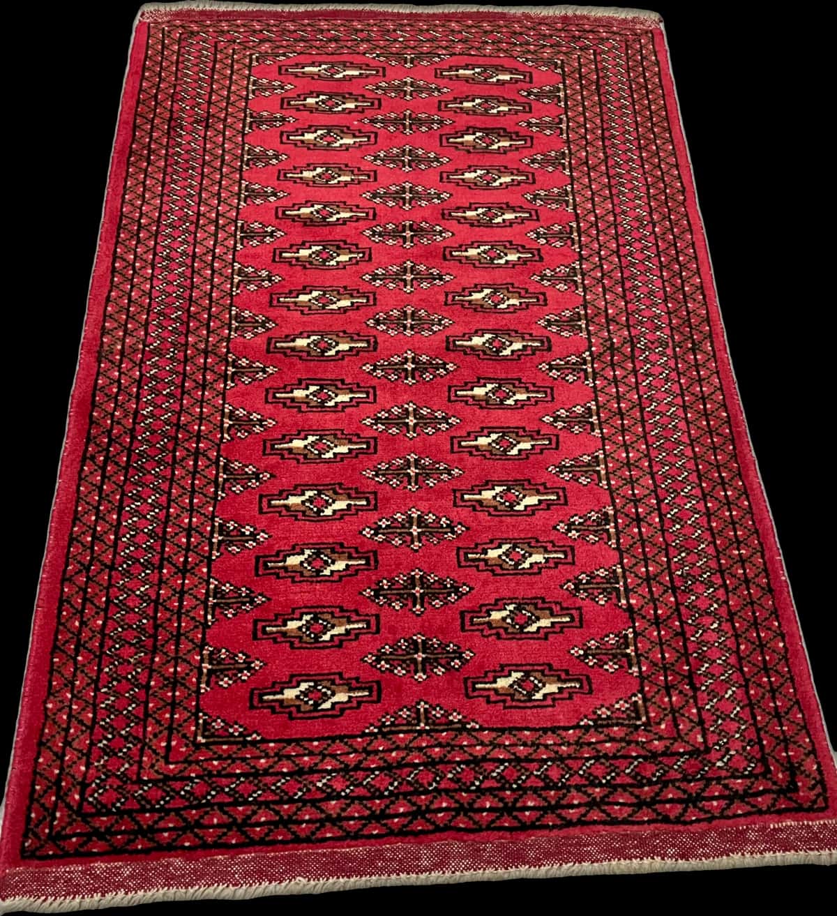 persischer Teppich im turkmenischer Stil in den Maßen 122 Zentimeter Länge mal 80 Zentimeter Breite mit überwiegend rot Farben — Perspektive