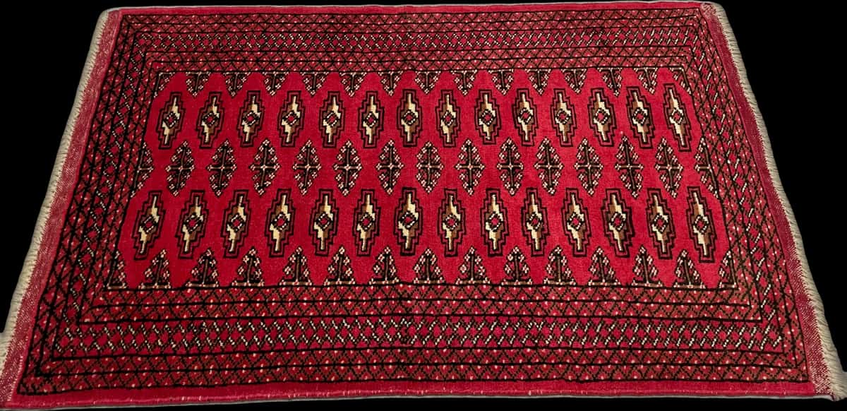 persischer Teppich im turkmenischer Stil in den Maßen 122 Zentimeter Länge mal 80 Zentimeter Breite mit überwiegend rot Farben — Perspektive