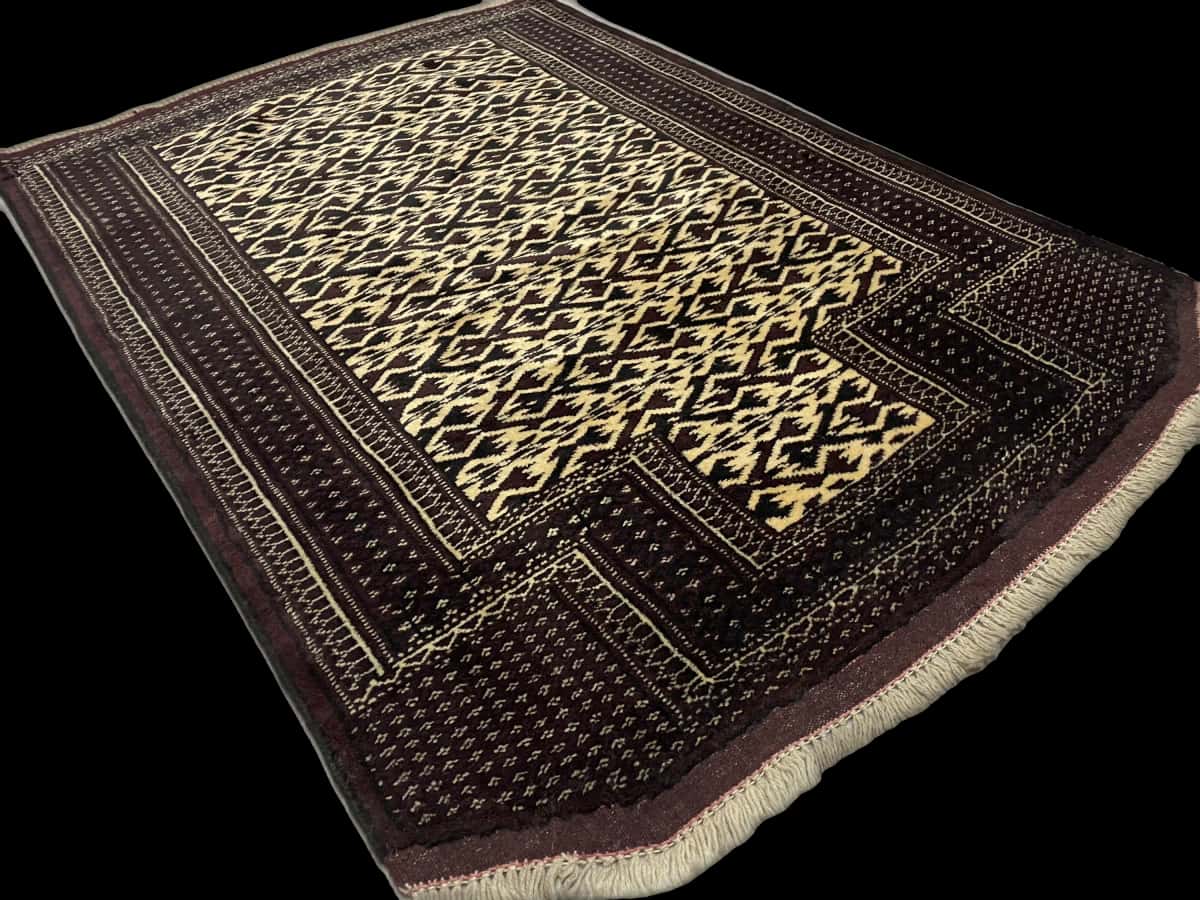 Persian rug of Turkoman style in dimensions 133 centimeters length by 94 centimeters width with mainly brown and beige colors — Perspective