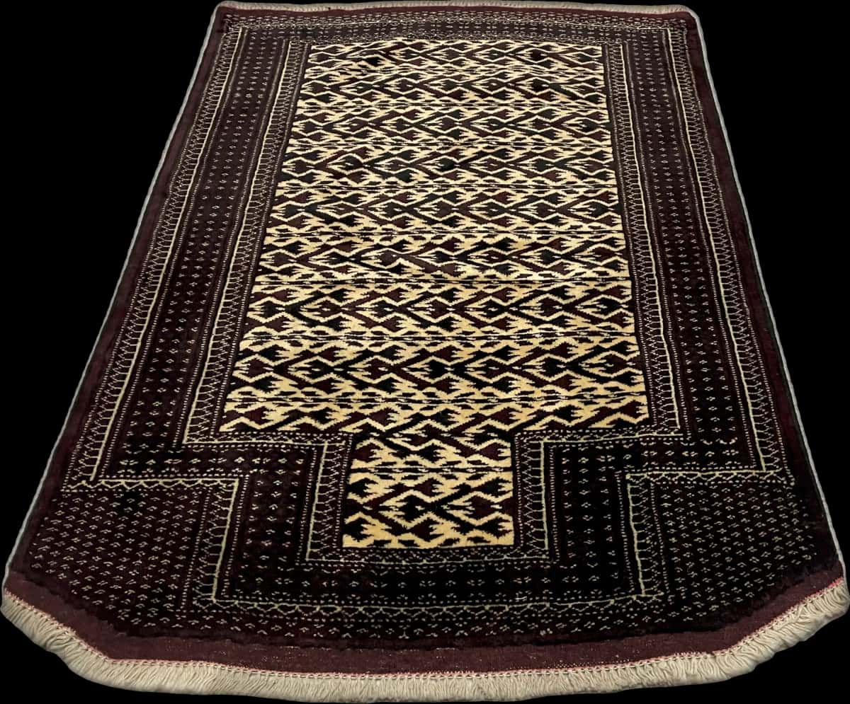persischer Teppich im turkmenischer Stil in den Maßen 133 Zentimeter Länge mal 94 Zentimeter Breite mit überwiegend braun und gelb Farben — Perspektive