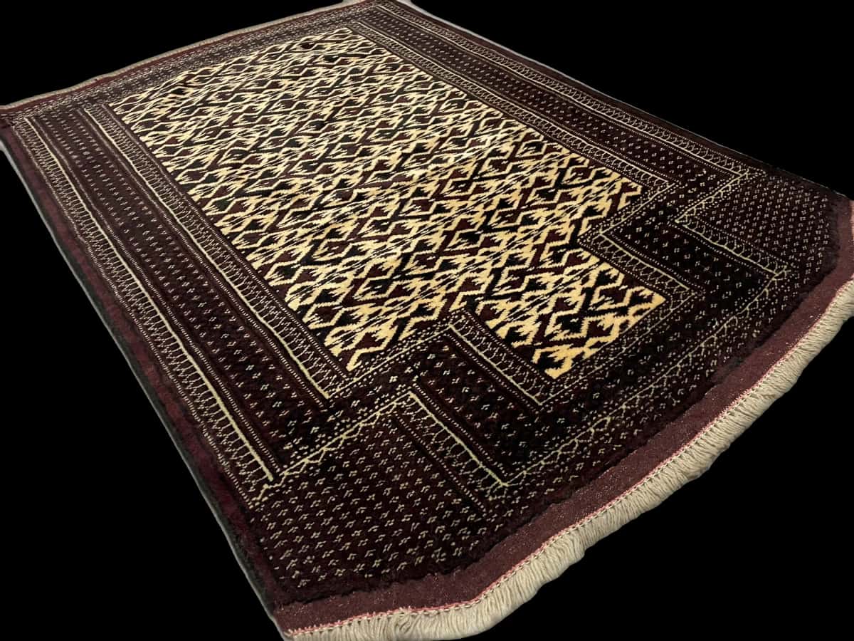 persischer Teppich im turkmenischer Stil in den Maßen 133 Zentimeter Länge mal 94 Zentimeter Breite mit überwiegend braun und gelb Farben — Perspektive