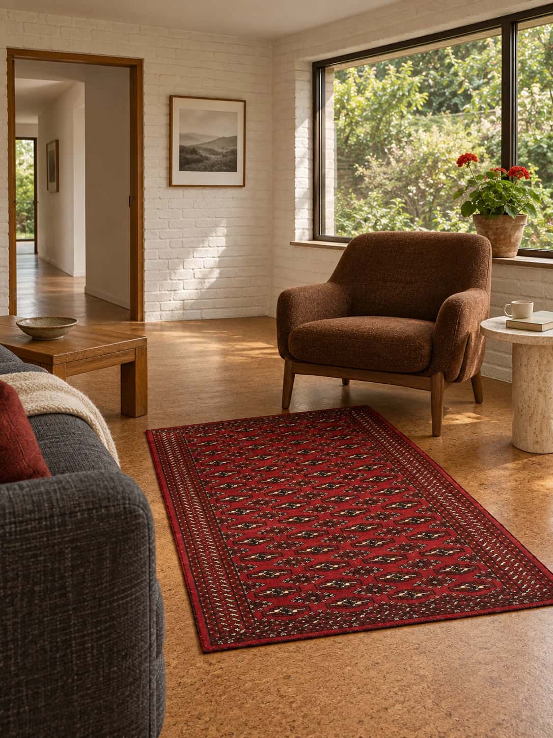 Alfombra persa turcomana, geométrica, 83x110 cm, principalmente en rojo — En una habitación