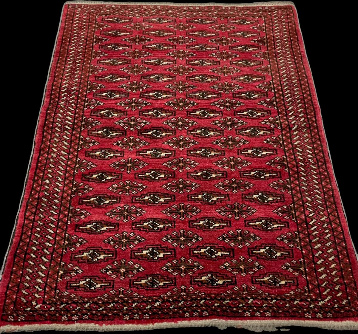 Persian rug of Turkoman style in dimensions 110 centimeters length by 83 centimeters width with mainly red colors — Perspective