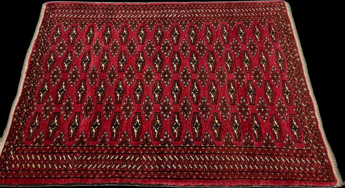Persian rug of Turkoman style in dimensions 110 centimeters length by 83 centimeters width with mainly red colors — Perspective