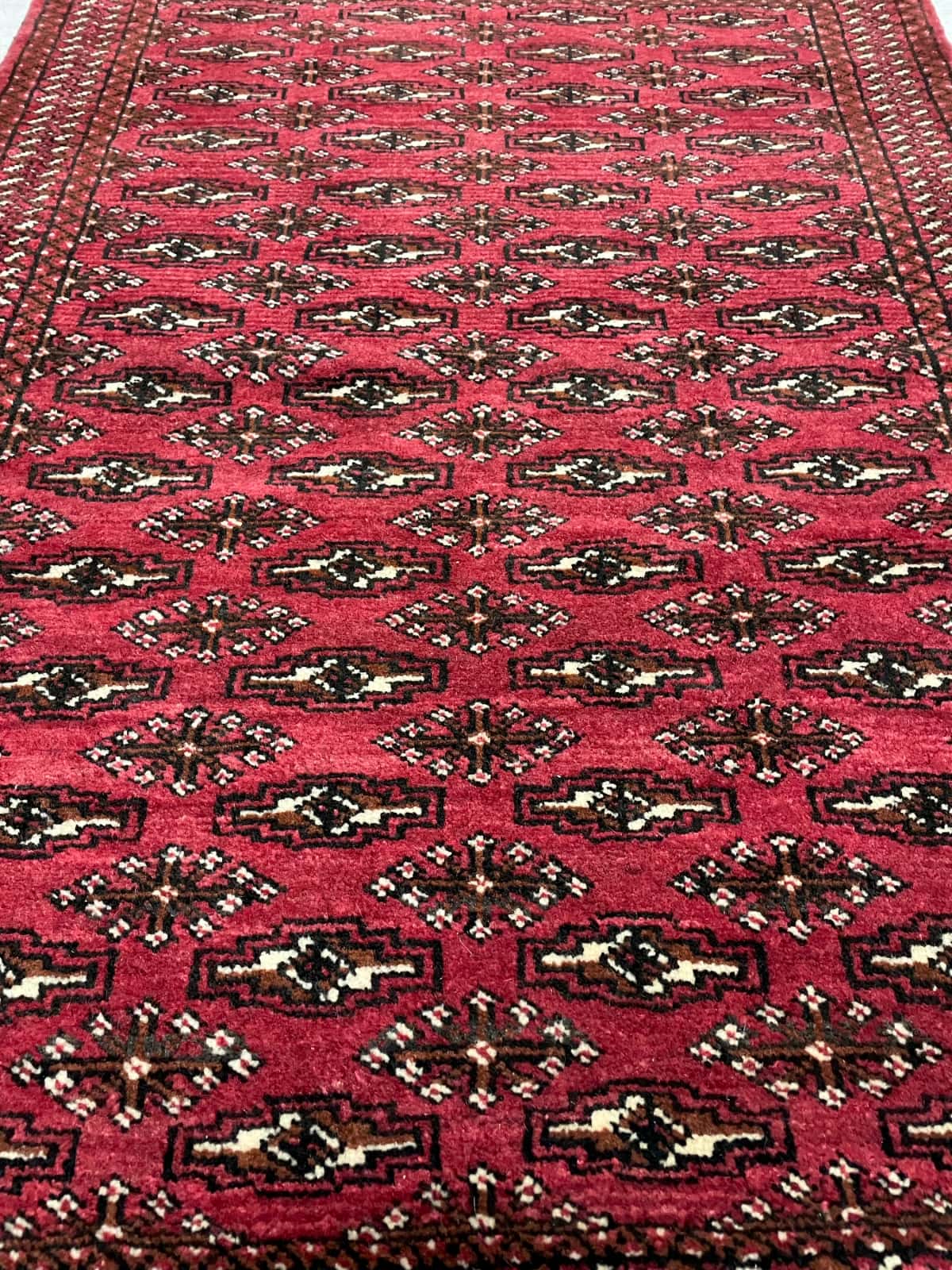 Persian rug of Turkoman style in dimensions 110 centimeters length by 83 centimeters width with mainly red colors — Perspective