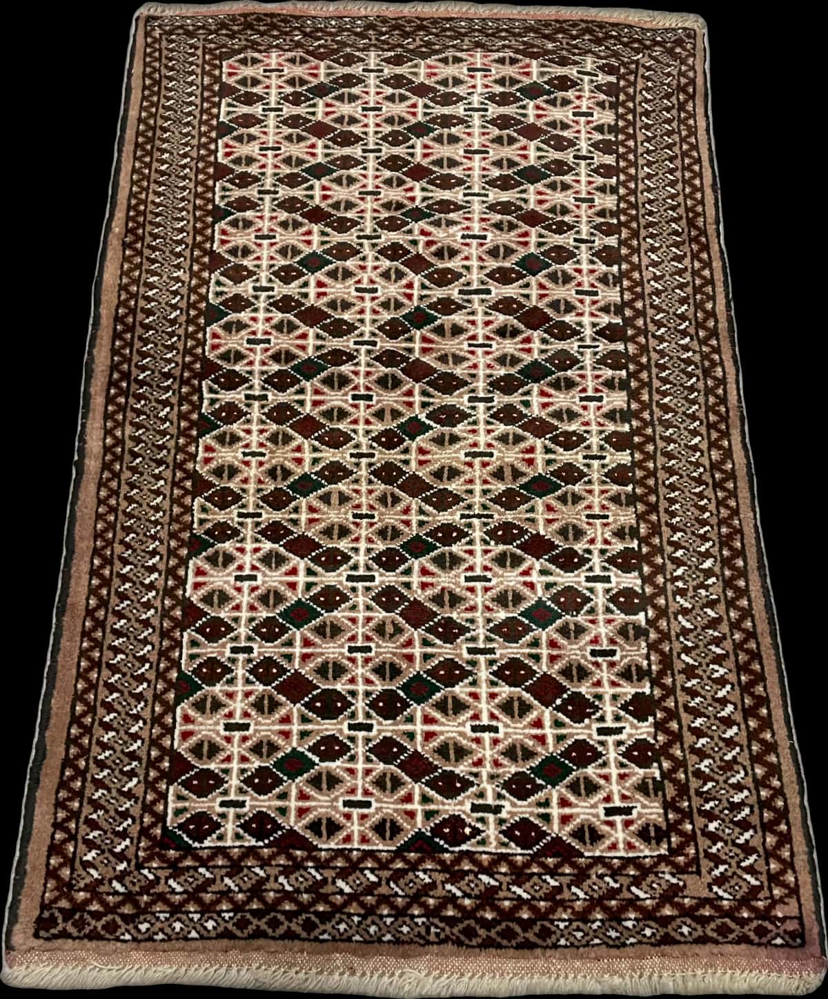 persischer Teppich im turkmenischer Stil in den Maßen 117 Zentimeter Länge mal 76 Zentimeter Breite mit überwiegend braun Farben — Perspektive